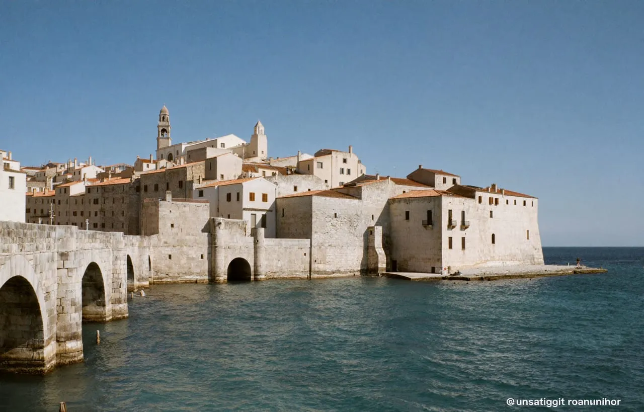 Les remparts du Vieil Antibes au-dessus de la Méditerranée